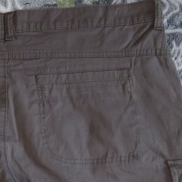 Lee* Women's 1.5" Belt Loop Multipocketed Midrise Cargo Shorts~ Size (14) Medium - Picture 11 of 12